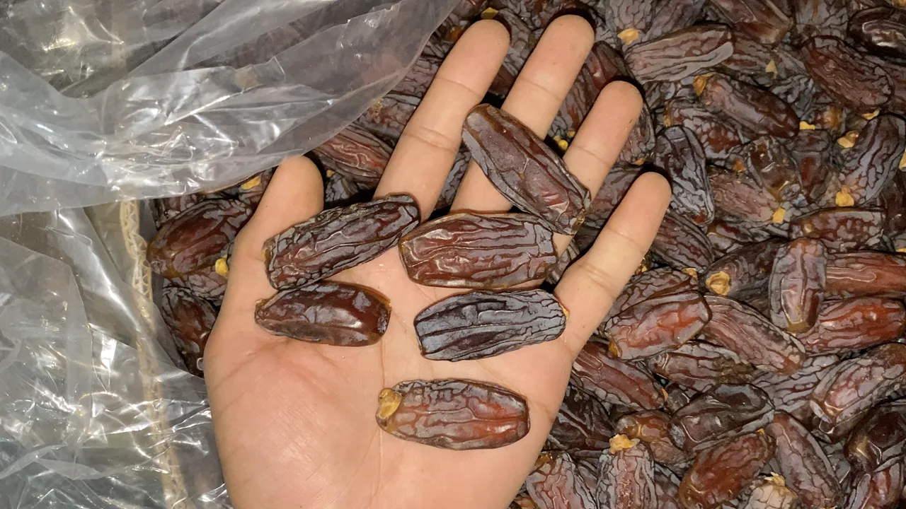 Dates Are the Perfect Mid-Morning Snack